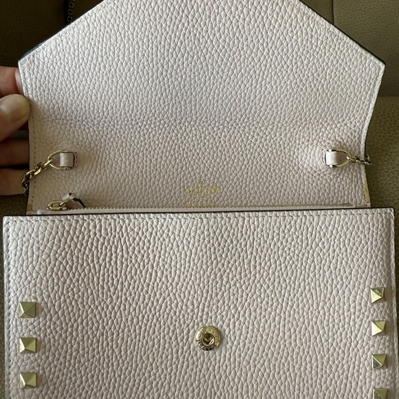 Valentino Garavani Wallet On Chain (Blush) - Picture 7 of 16